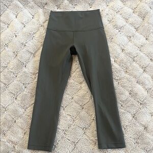 Chic High-Waisted Dark Olive Green Cropped Leggings